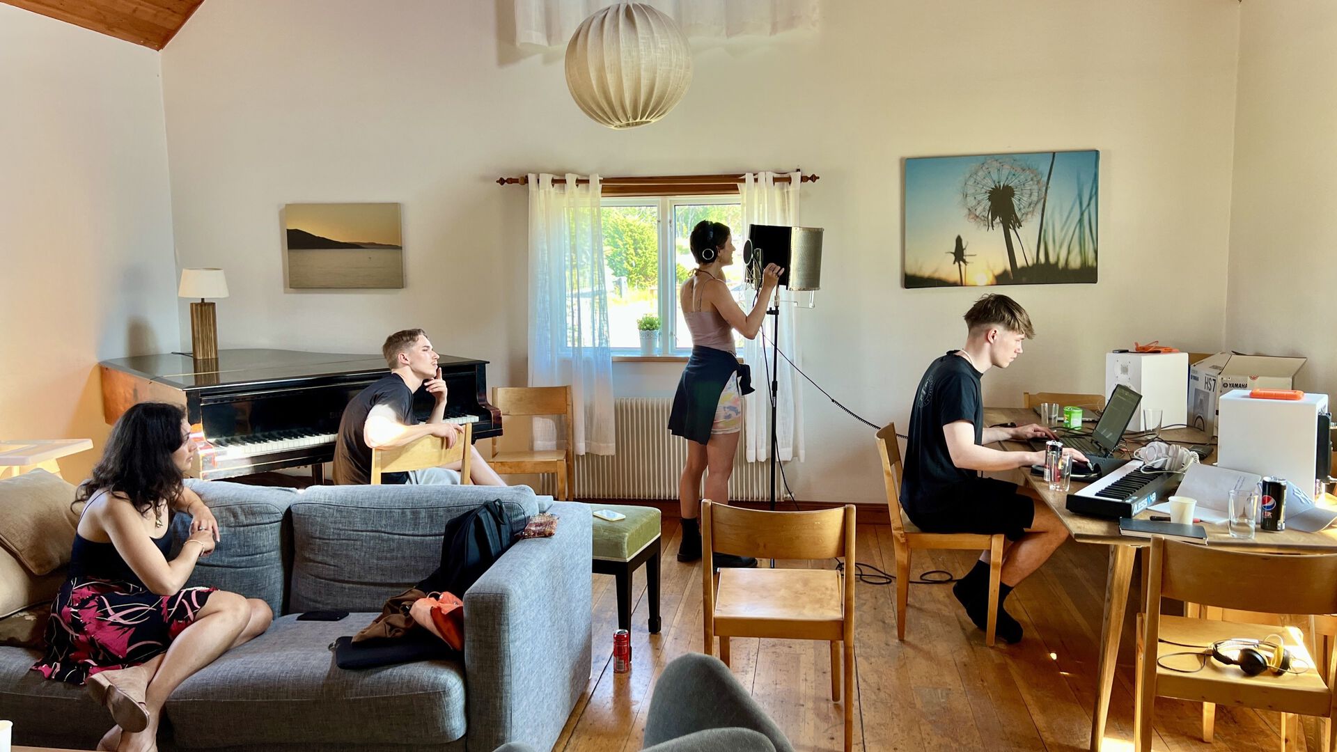 3 personer lager musikk i en stue.