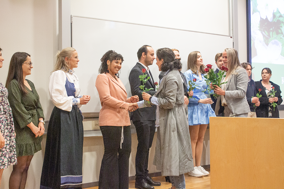Bilde av studenter som mottar roser fra sine forelesere.