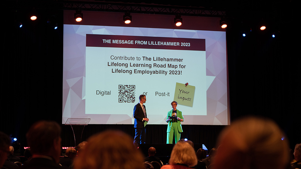 Neil Fassina og Kathinka Blichfeldt presenterer the Road map og ber konferansedeltagerne delta i utviklingen av den. (Foto: Lars Teppan Johansen/HINN)