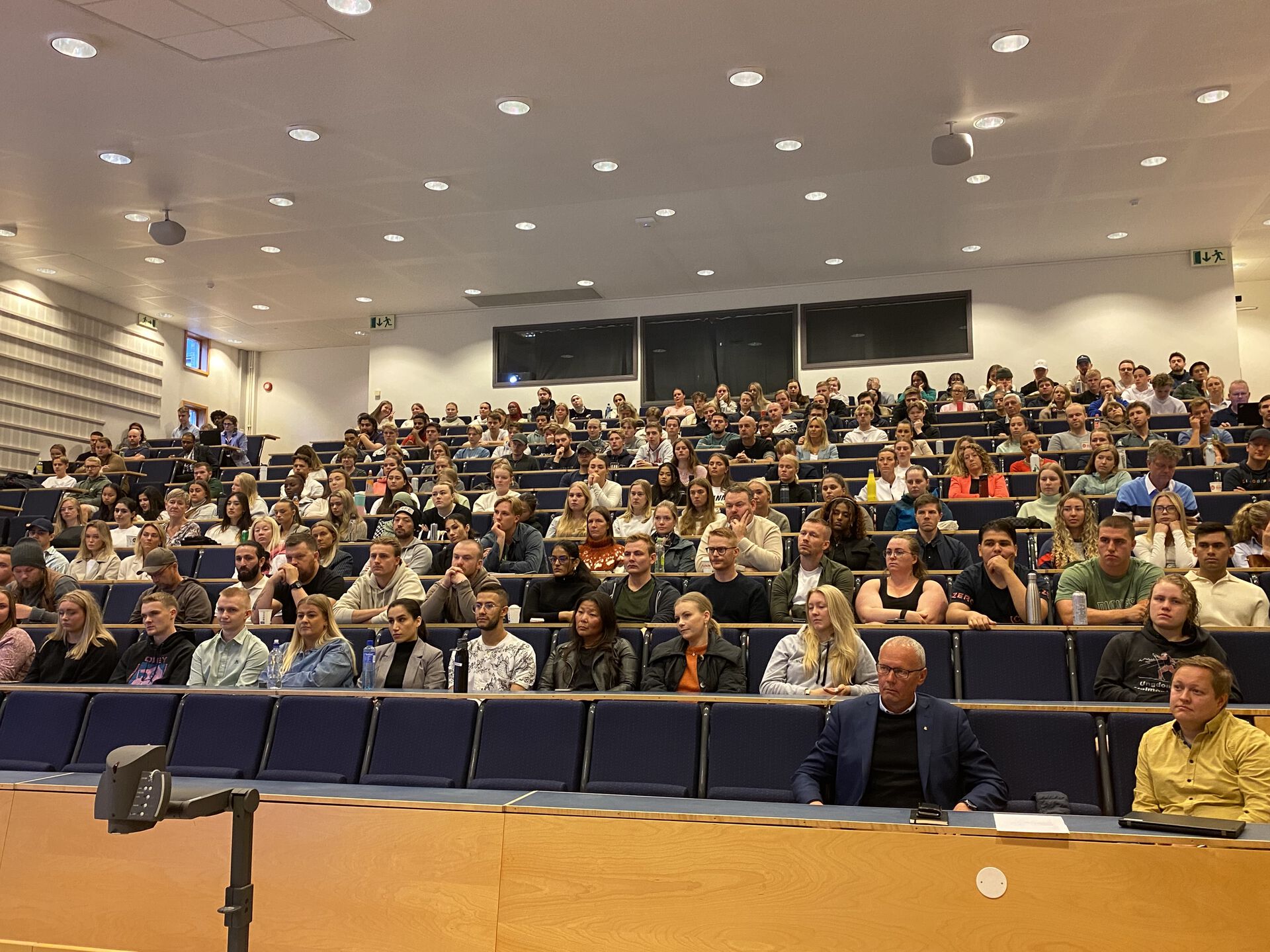 Bilde av forelesningssal med nye studenter