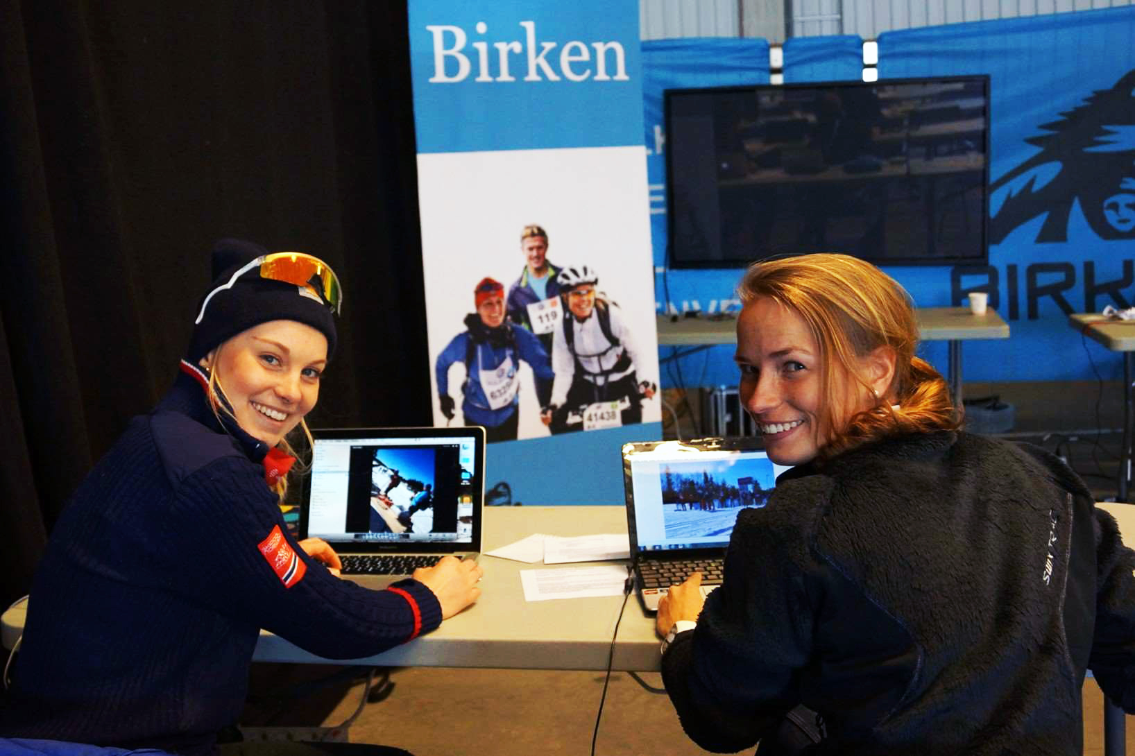 Bildet viser to studenter som produserer innhold for sosiale medier under et Birken-arrangement.