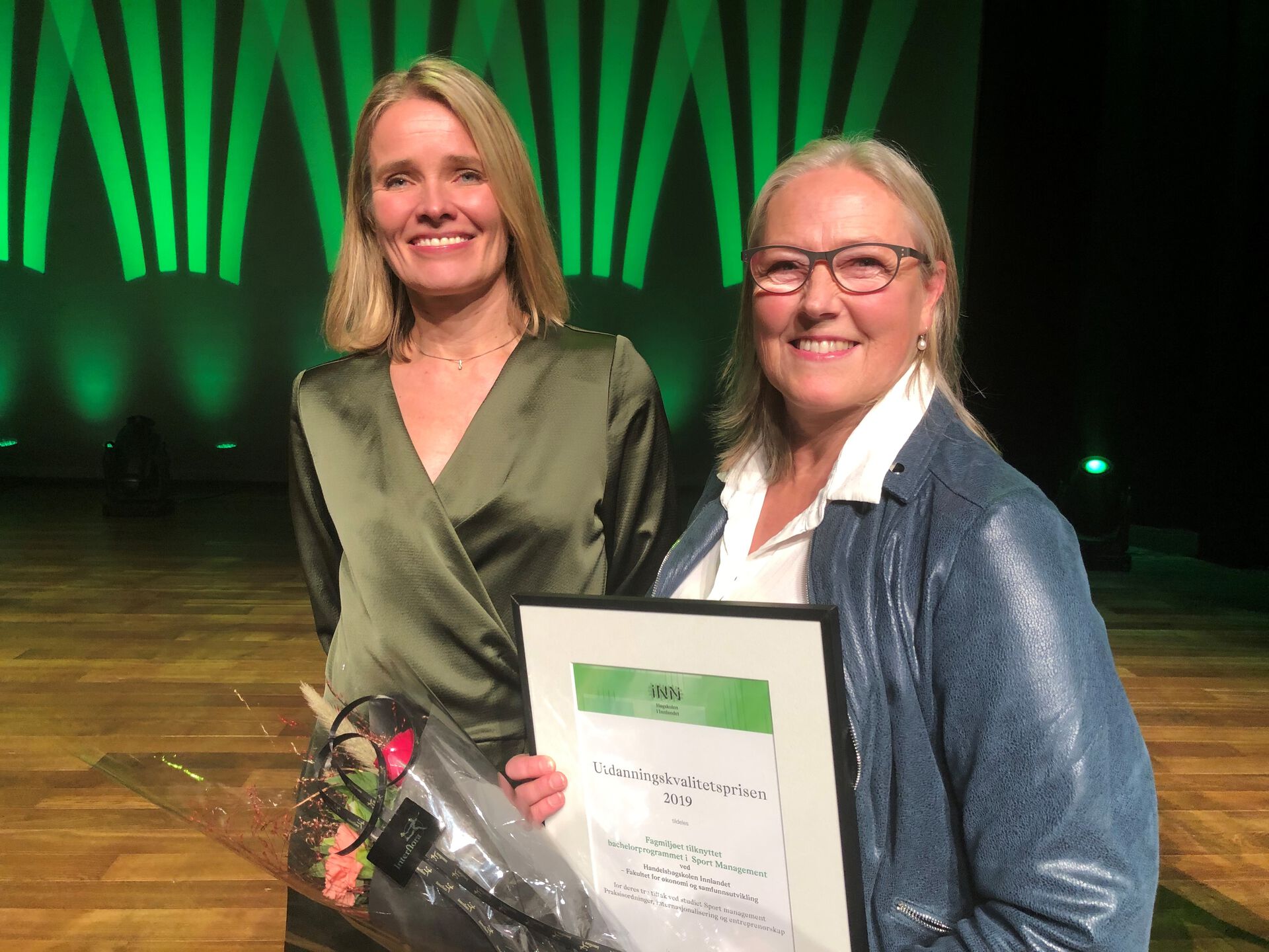 Prorektor utdanning Stine Grønvold overrekker blomster og diplom til førstelektor Trine Løvold Syversen i anledning HINNs Utdanningskvalitetspris for 2019.