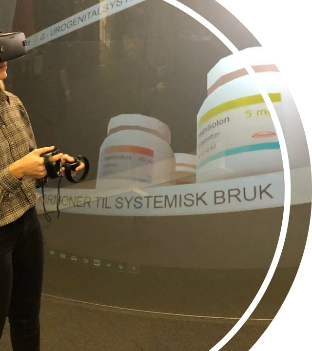 Bildet viser en deltaker som tester ut VR-medisinrommet.