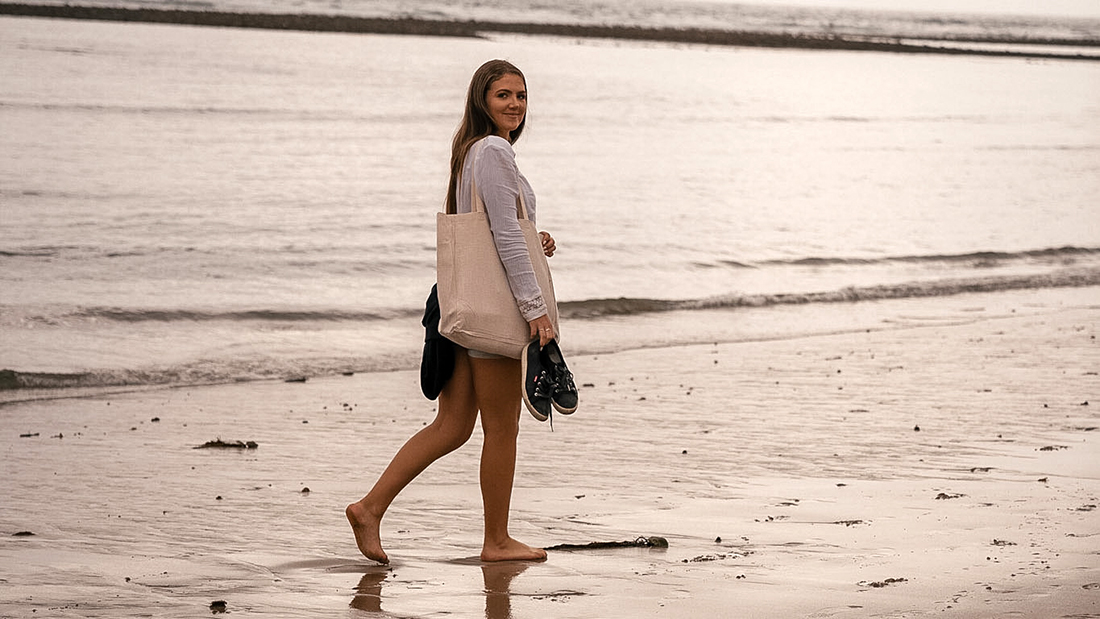 Student Jenny på en strand i Los Angeles. 