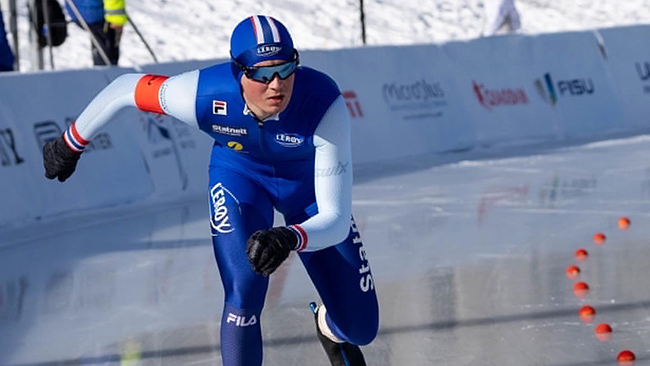 Skøyteløper Birk Refsås som trener utendørs i en blå og hvit drakt. 
